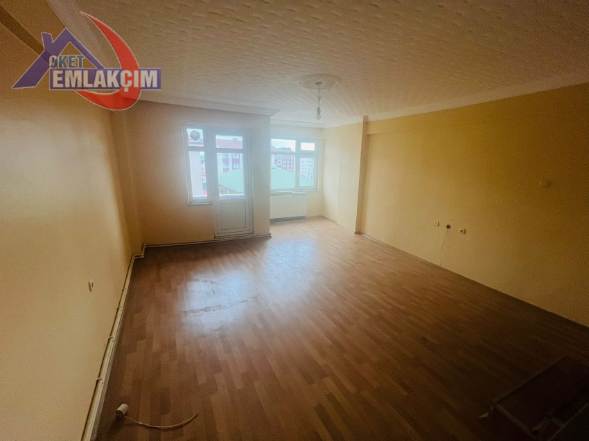 ERDEMİR CADDESİ ÜZERİNDE 3+1 KİRALIK DAİRE